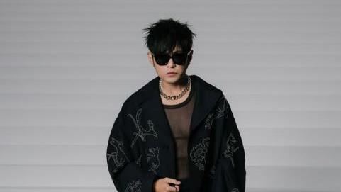 周杰倫深夜曬名椅收藏　得意反問眼光如何