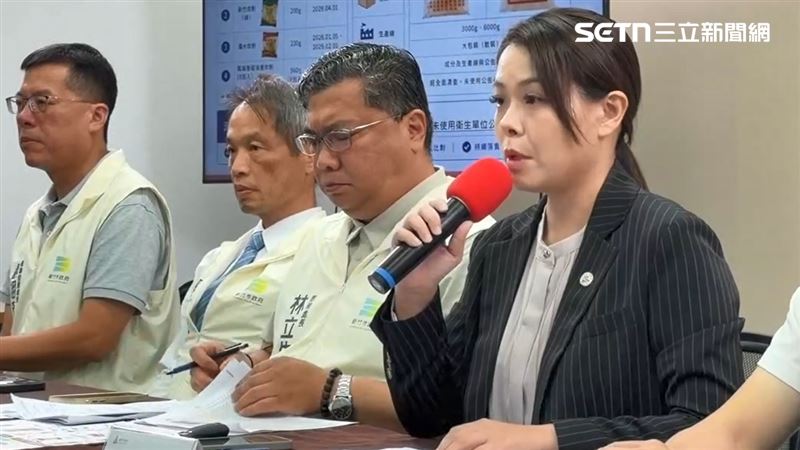 新竹近期爆出食安風波，「農耕牌炊粉」被驗出含有甲醛新竹市長高虹安（右）今天開記者會回應。（圖／翻攝畫面）