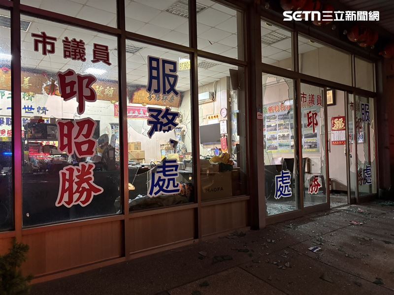 不滿協調結果！男酒後怒砸市議員邱昭勝服務處，台南警逮4嫌。（圖／翻攝畫面）