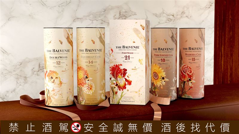 《花時心藝限量禮盒》精選五款經典過桶系列威士忌，引領藏家探索百富細膩且深具層次的風味世界。（圖／品牌業者提供）
