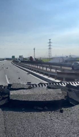在7.1強震後，九州高速公路八代交流道附近高架路段，出現嚴重錯位。（圖／翻攝自X平台 @mappiy_yeaheeee）