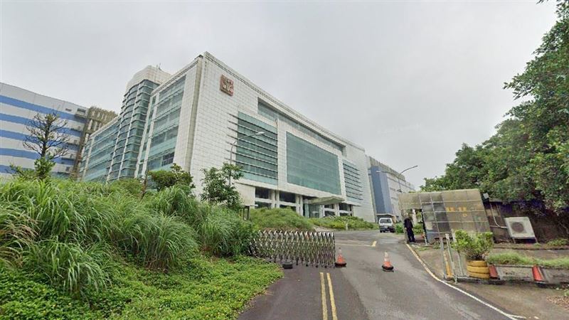 「華映龍潭廠」曾以一拍底價162.35億創史上最高底價，歷經多次流標後，今日日月光大飯店集團三大關係企業以52億3,888萬8,898元聯手拍定，拍定價金創2010年來前十名紀錄。（圖／翻攝Google Maps）
