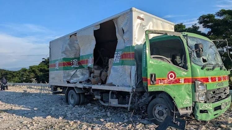 永旺夢樂城爆炸！路上貨車被炸爛司機保命