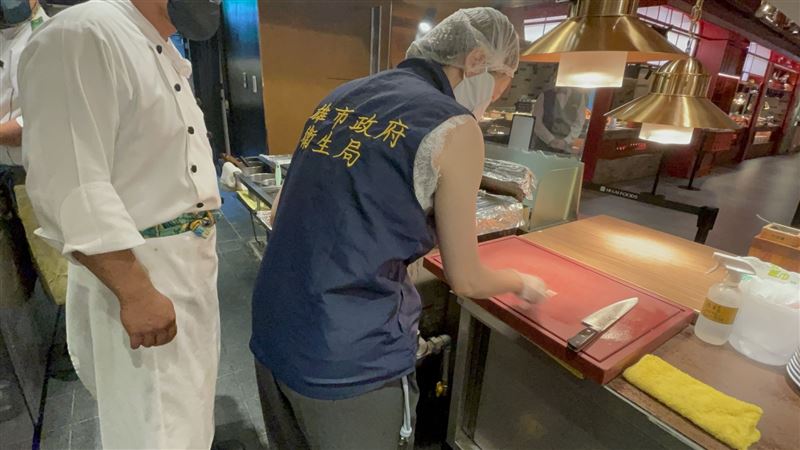 衛生局在料理餐檯前採樣後化驗。（圖／衛生局提供）