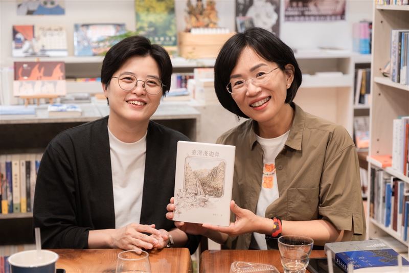 蘇巧慧拿出珍藏的《臺灣漫遊錄》邀請楊双子簽名（圖／蘇巧慧競辦提供）