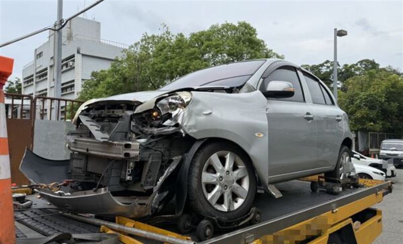 5車連環撞車禍一度佔用全部車道，導致該路段無法通行。（圖／翻攝畫面）