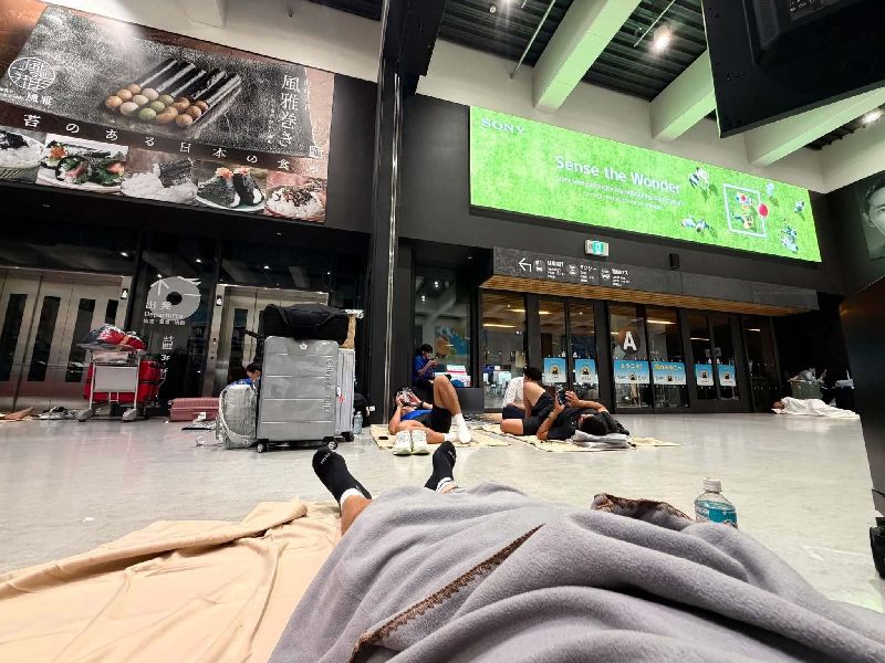 日本熊本縣28日發生規模7.1強震,台灣田徑潛優代表隊正好在機場經歷到這一切,最後滯留機場打地鋪,等待航班恢復營運;隨隊教練陳鴻傑29日說:「小朋友們確實有受到些驚嚇,幸好大家都平安無事」。(陳鴻傑提供)