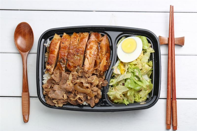 炎熱夏季來臨，不少上班族與外食族常因午餐吃了外帶便當而出現腹瀉不適。示意圖：截自freepik。（圖／桃園電子報提供）