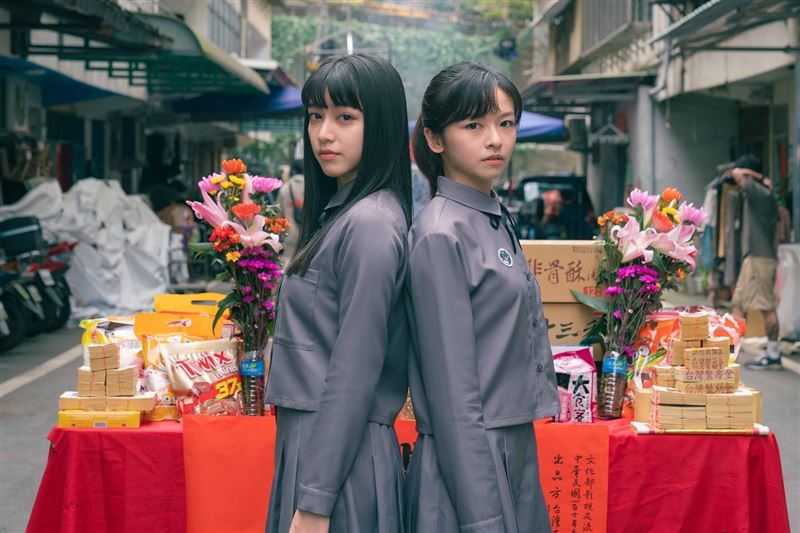 Netflix《聰明鎮》改編自日本漫畫家伊藤潤二漫畫，找來金馬得主陳姸霏（右）以及新生代演員鄭煒齡（左）出演。（圖／翻攝自IG @bloodysmart_official）