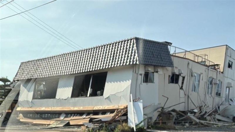 日本熊本縣28日發生規模7.1強震,熊本縣宇城市與冰川町觀測到最大震度7,地震造成建築物外牆崩落、結構受損,災區仍持續面臨餘震威脅。(基督教芥菜種會提供)