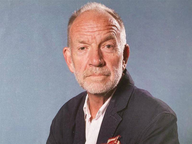英國資深男星湯姆．查德邦（Tom Chadbon）驚傳離世，享壽80歲。(圖／翻攝自X）