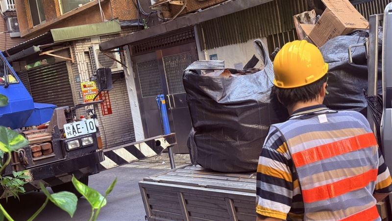 新北市新莊天空垃圾山啟動二階段清除作業,25坪的頂樓加蓋違建首日就清出逾5公噸垃圾,評估將在本周5天內清運完畢,之後將由拆除大隊進場執行強拆作業。(圖/新北市府提供)