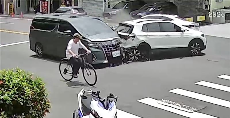 陳男先追撞前方轎車後，再碰撞對向直行的轎車。（圖／翻攝畫面）