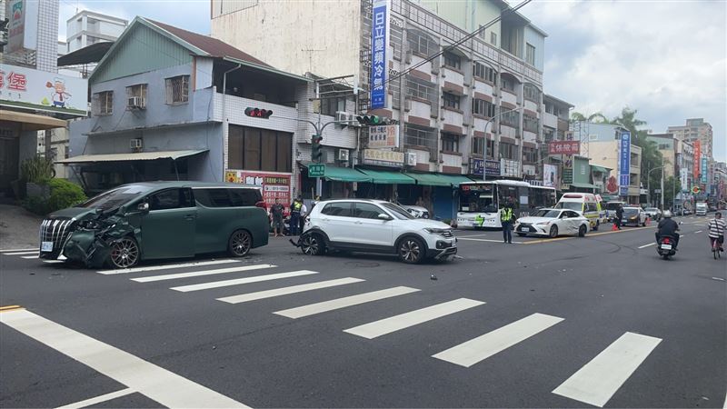 陳男開車行經中興路時，突然失控衝撞上前方2輛車。（圖／翻攝畫面）
