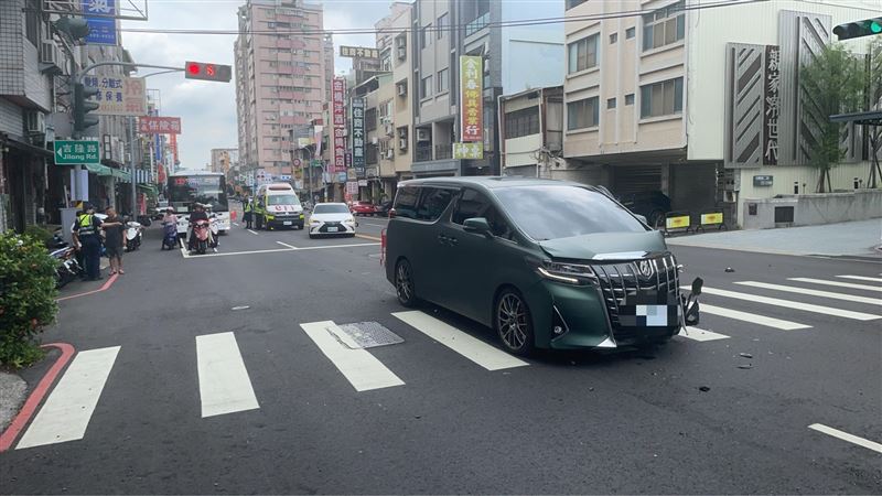 事後警方查驗陳男身分，發現他是名通緝犯，身上還藏有毒品，且涉及毒駕肇事。（圖／翻攝畫面）