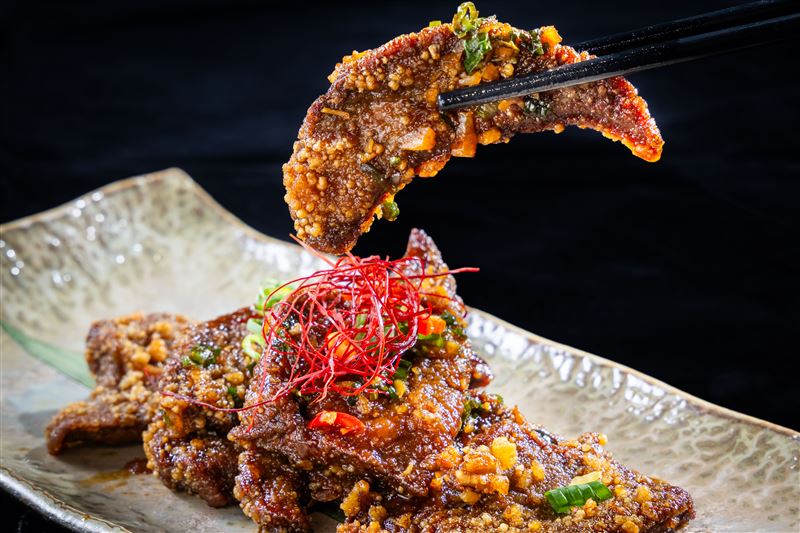 厚切「乾煎豬肝」口感扎實，鹹香唰嘴超下飯。(圖／四味軒提供）