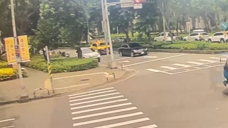 三峽驚傳恐怖砸車案!陌生男突丟榔頭「車窗碎裂」,駕駛廖男嚇壞急報警。(圖/翻攝畫面)