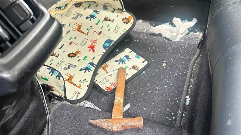 峽驚傳恐怖砸車案!陌生男突丟榔頭攻擊,民眾將過程PO到《我是三峽人》提醒民眾多加注意。(圖/翻攝我是三峽人臉書)