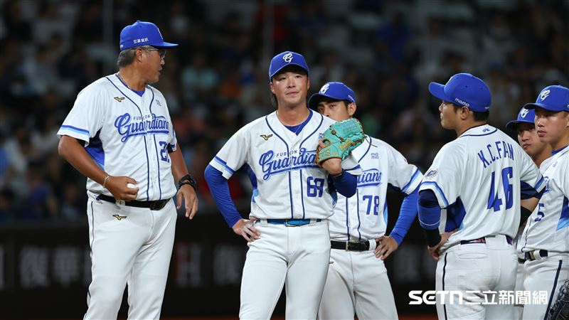 富邦悍將投手教練許銘傑上場換下先發投手鈴木駿輔。(圖/記者劉彥池攝影)