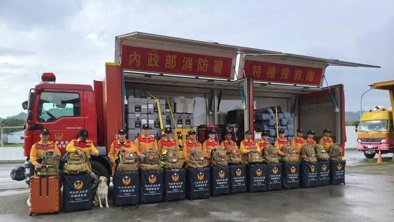 消防署在在短時間內完成特種搜救隊的整備作業。(圖/消防署)