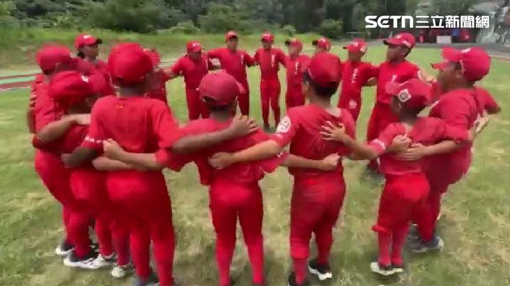 獨/曾經費卡關 我國棒球小將奪世界冠軍