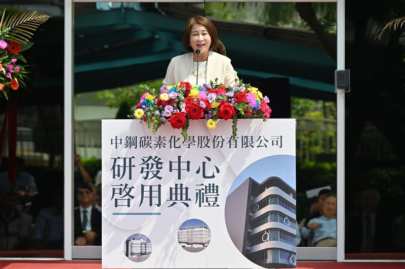 中碳屏南廠研發中心落成啟用，聚焦負極與先進碳材料布局。面對半導體與能源轉型需求，中碳斥資14.5億元擴產，結合AI智慧化生產，強化國內關鍵材料自主供應鏈。（圖／中碳提供）