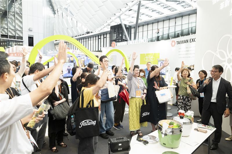台灣精品於2026日本臺灣形象展設立精品館，結合VIP導覽、藝人舞台與多場產品體驗會，展示AI協作與多項得獎產品，吸引14家日媒報導並深化台日商機交流。（圖／外貿協會提供）