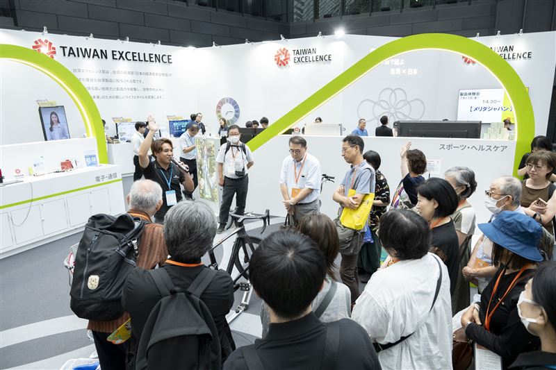 台灣精品於2026日本臺灣形象展設立精品館，結合VIP導覽、藝人舞台與多場產品體驗會，展示AI協作與多項得獎產品，吸引14家日媒報導並深化台日商機交流。（圖／外貿協會提供）
