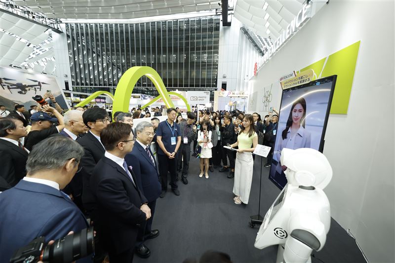 台灣精品於2026日本臺灣形象展設立精品館，結合VIP導覽、藝人舞台與多場產品體驗會，展示AI協作與多項得獎產品，吸引14家日媒報導並深化台日商機交流。（圖／外貿協會提供）