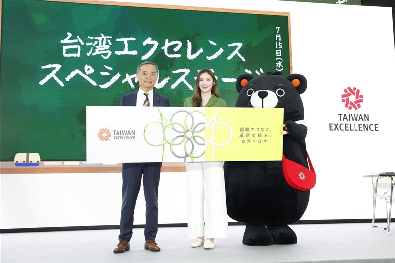 台灣精品於2026日本臺灣形象展設立精品館，結合VIP導覽、藝人舞台與多場產品體驗會，展示AI協作與多項得獎產品，吸引14家日媒報導並深化台日商機交流。（圖／外貿協會提供）