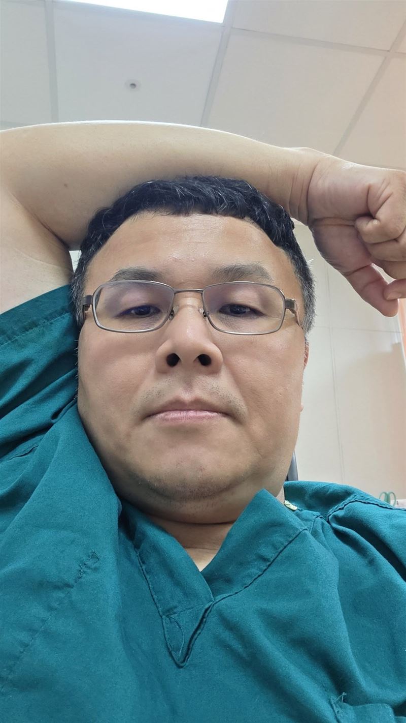 沈煌彬曬出自己在醫院的照片。(圖/翻攝自婦產科 沈煌彬醫師臉書)