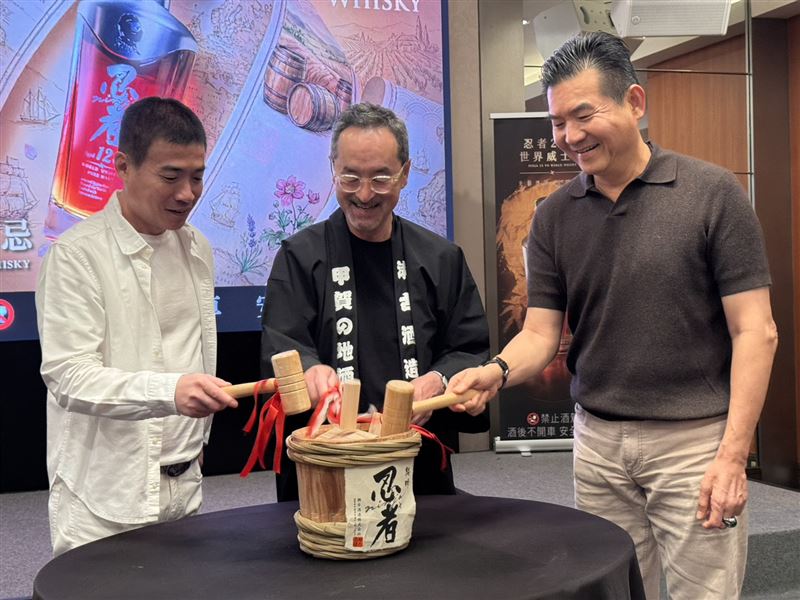 瀬古酒造第五代社長上野敏幸與經銷商共同進行日本傳統的「鏡開儀式」,為全新系列酒款上市祈求好運與圓滿。(圖/業者提供)
