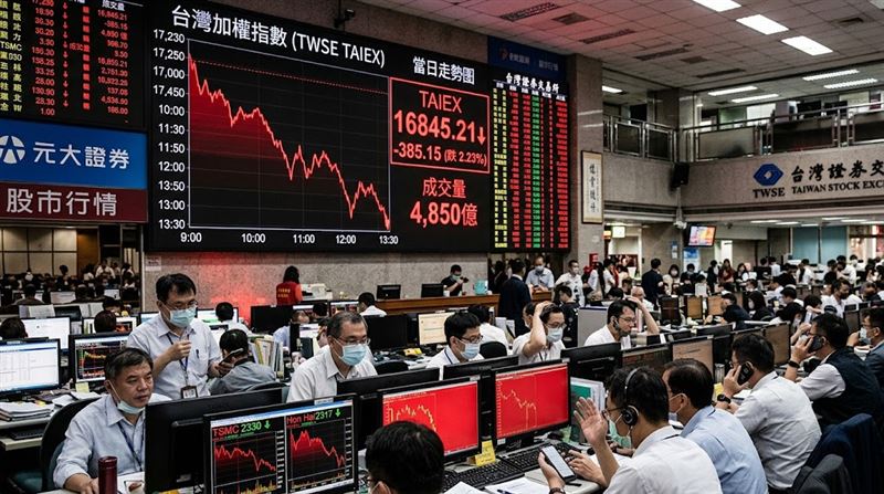 台股指數已回檔近 17%,市場目前將焦點轉向美韓股市能否止跌,以及美國聯準會(Fed)最新的利率決策態度。(示意圖/AI生成圖片)