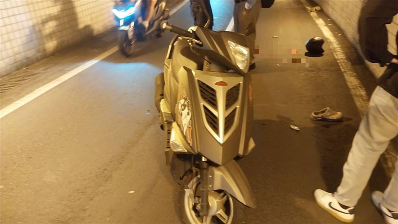 高雄市「楠梓百慕達」昨天發生嚴重事故,62歲胡姓男子騎機車自摔一度命危。(圖/翻攝畫面)