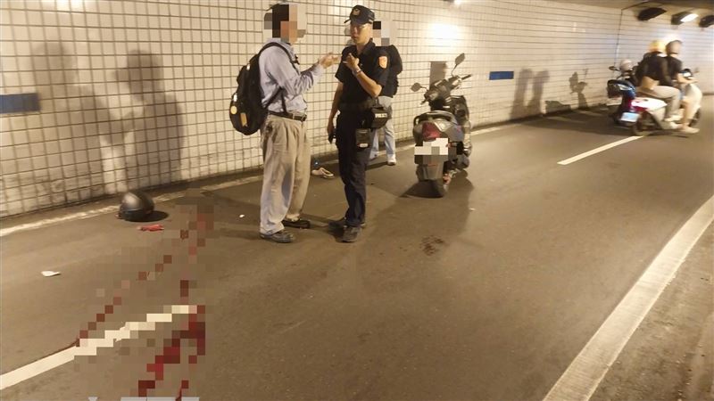 騎士自摔一度命危…安全帽掉地、長條血痕