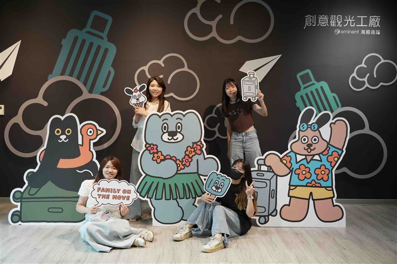 萬國通路觀光工廠設置餃貓FAMILY角色立牌，吸引民眾拍照打卡，留下夏日旅行回憶。（圖／萬國通知提供）