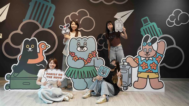 行李箱品牌攜手餃貓FAMILY　走夏威夷氛圍