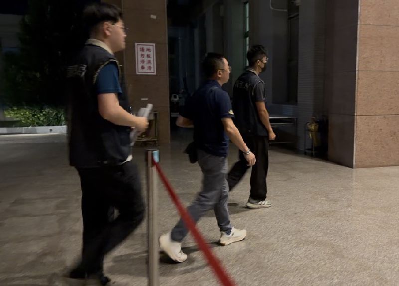 無黨籍台東縣議員林參天在台東縣議會指控台東縣政府圖利渡假村開發案,開闢15米寬農路。法務部調查局台東縣調查站29日發動搜索,帶回涉案人員偵訊,農業處長許家豪(中)涉圖利30日遭檢方聲請羈押