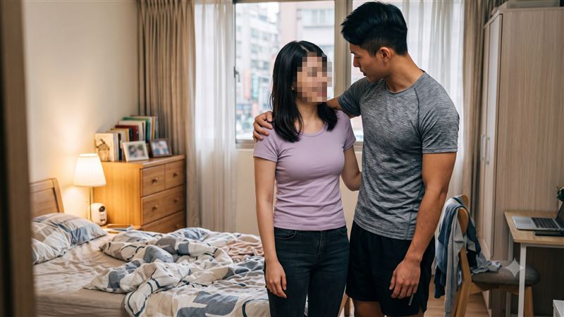 人妻趁丈夫不在家,跟健身教練在家中偷情,不顧年僅1歲半的幼女就在一旁,仍發生性行為。(示意圖/AI生成)