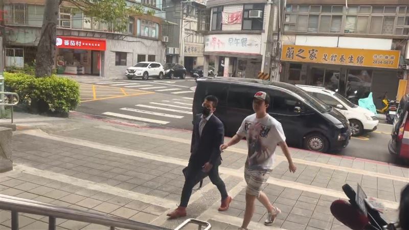 孫安佐今(30日)上午現身士林地院開庭。(圖/翻攝畫面)