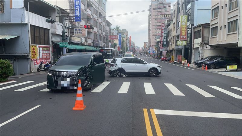 休旅車在路口恍神追撞2車，竟是通緝犯毒駕。(圖／翻攝畫面)