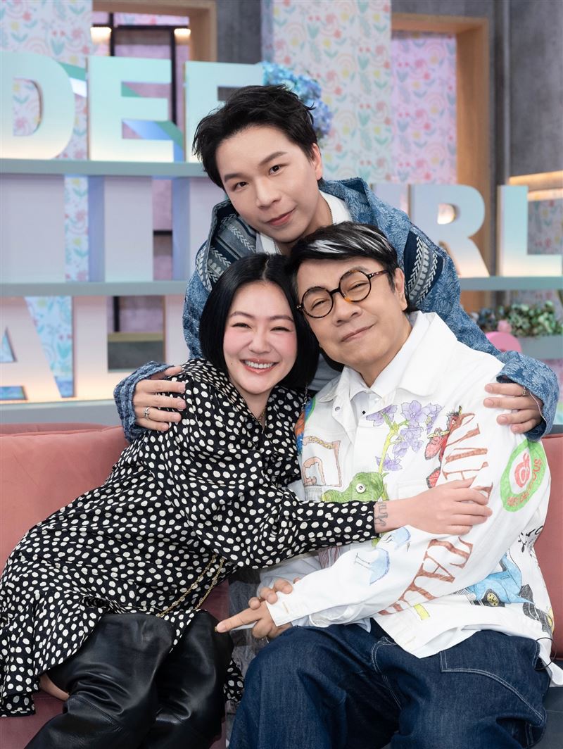 派翠克站小S及蔡康永旁邊,被酸「不如陳漢典」。(圖/翻攝自派翠克IG)