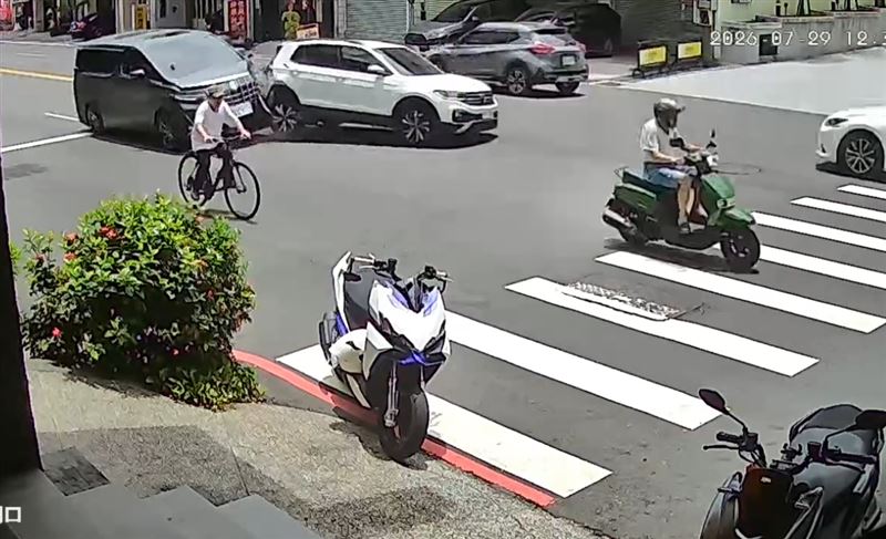 休旅車沒踩煞車，猛力追撞等待在路口等待左轉的轎車。(圖／翻攝畫面)