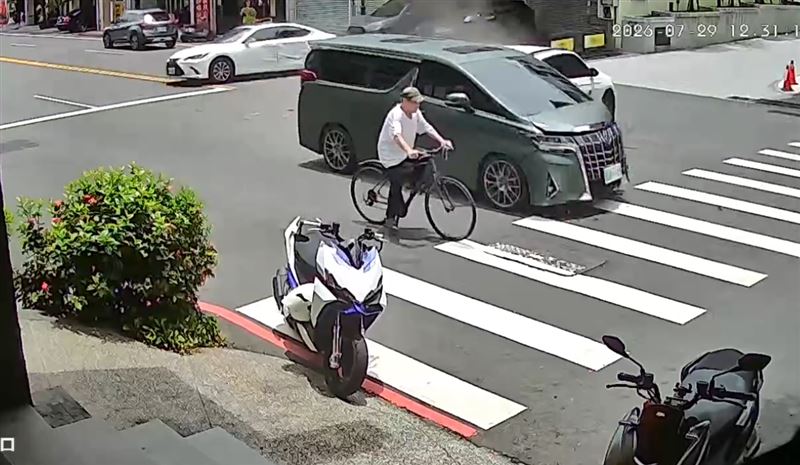 對向行駛中的白色轎車遭擦撞，車身180度旋轉。(圖／翻攝畫面)