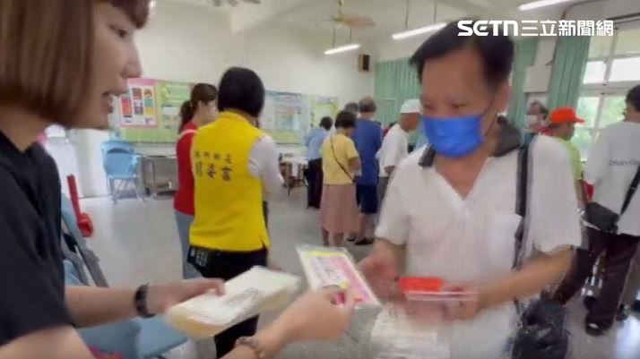 領完生活慰助金，除了要跟鄉長合照、門口還有文宣品