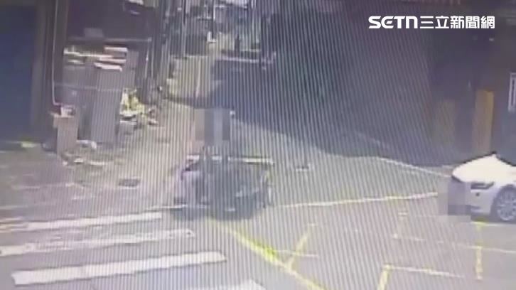 轉彎車擦撞騎士 受傷女慘躺騎樓等救護車