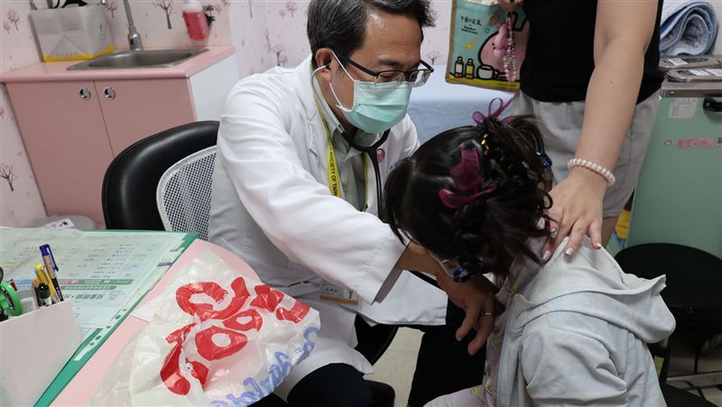 A流很兇 5歲妹燒到39度 門診頻見全家淪陷