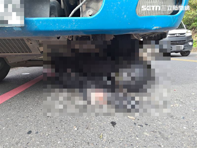 南投仁愛鄉台14甲線發生死亡車禍,18歲重機騎士摔車捲入車底,身體呈對折姿勢慘死。(圖/翻攝畫面)