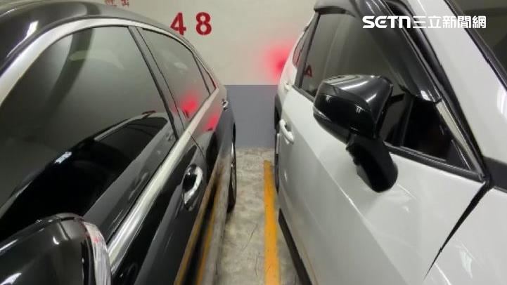 獨/停車格頭尾交錯停 3招教避車門磕碰
