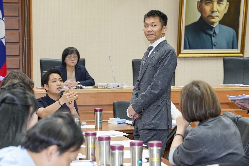 立法院教育及文化委員會30日繼續審查「電子競技運動發展基本法草案」等案,運動部長李洋(立者)列席說明並備詢